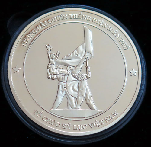 Mẫu tượng đài chiến thắng Điện Biên Phủ trên đồng lộc kim vừa phát hành - Ảnh: L.Điền