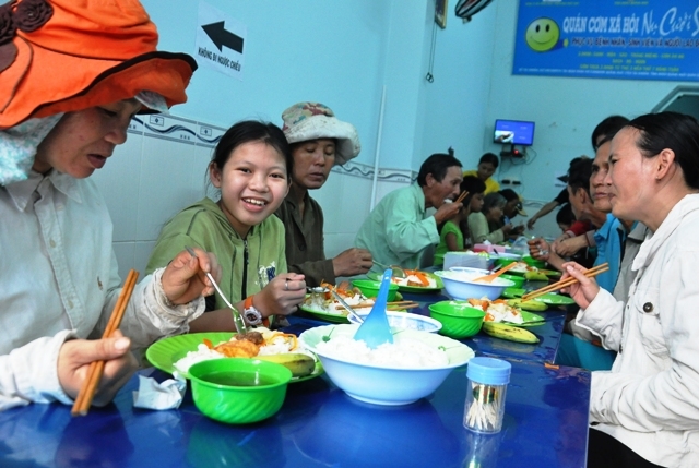 Niềm vui của những lao dộng nghèo và những trẻ em có hoàn cảnh khó khăn khi được dùng bữa cơm ngon, rẻ