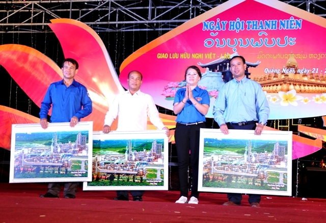 Chị Hà Thị Anh Thư- Bí thư Tỉnh đoàn trao tặng những phần quà ý nghĩa cho đại diện các tỉnh nước bạn Lào