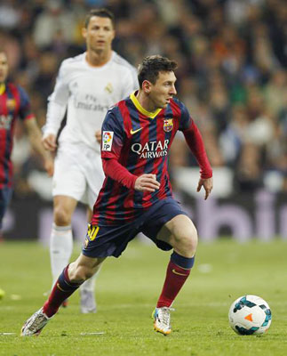 Messi tỏa sáng trước Ronaldo.
