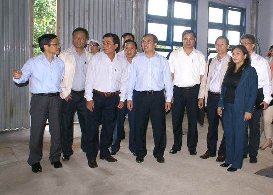 Lãnh đạo Tập đoàn Điện lực Việt Nam và lãnh đạo tỉnh Quảng Ngãi kiểm tra hoạt động cấp điện tại Nhà máy điện Diezen Lý Sơn.