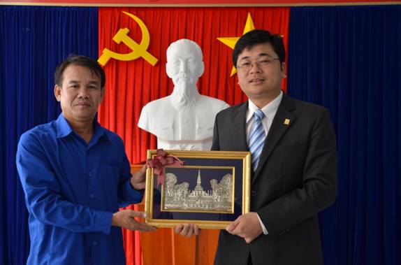 Đại diện đoàn TN Lào tặng quà lưu niệm cho lãnh đạo công ty BSR.
