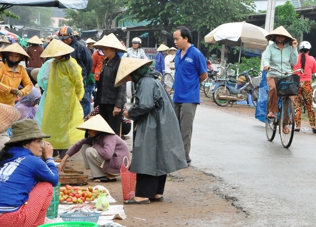 Người dân lấn chiếm đường để họp chợ mua bán