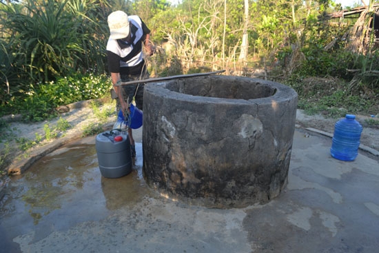 Không có công trình nước sạch, người dân thôn Thanh Thủy phải đi lấy nước ở giếng công cộng.