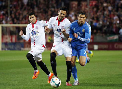 Ronaldo (phải) nỗ lực vượt qua hậu vệ Celta Vigo. Ảnh: Reuters.