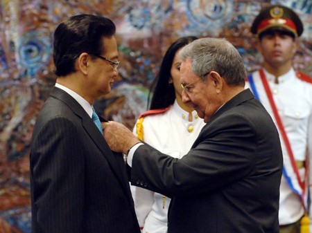  Chủ tịch Raul Castro Ruz trao tặng Thủ tướng Nguyễn Tấn Dũng Huân chương Jose Marti, Huân chương cao quý nhất của Nhà nước Cuba. Ảnh: VGP. Ảnh: VGP