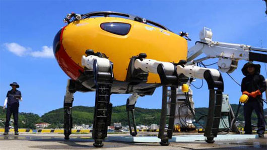 Các nhà khoa học Hàn Quốc ra mắt robot cua khổng lồ, có khả năng lặn sâu nhất thế giới - (Ảnh: Daily Mail)