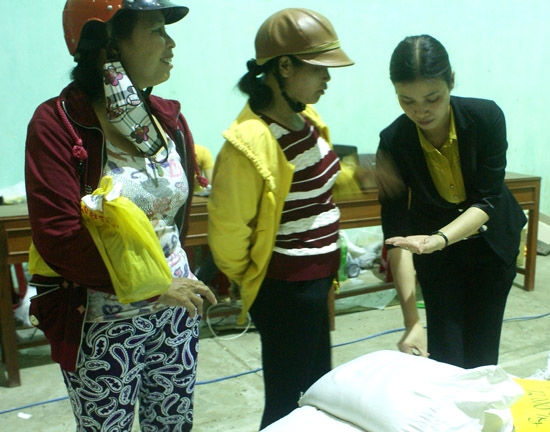 Gạo dự trữ của huyện đảo Lý Sơn không sử dụng được bán lại cho người dân đảo Bé, để mua gạo mới dự trữ cho năm sau.