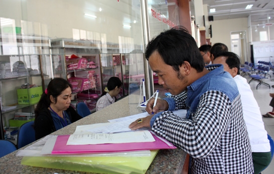 Nhiều công dân ở các xã mới sáp nhập vào thành phố Quảng Ngãi đã đến liên hệ công việc tại Bộ phận một cửa của UBND thành phố