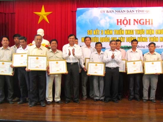 Chủ tịch UBND tỉnh Cao Khoa và Phó Chủ tịch UBND tỉnh Phạm Trường Thọ trao bằng khen các cá nhân có đóng góp xuất sắc trong phong trào XDNTM.