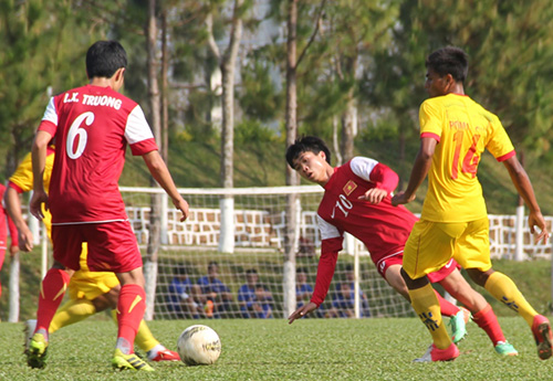 U19 Việt Nam (áo đỏ) thể hiện tinh thần thi đấu không tốt trước đối thủ.