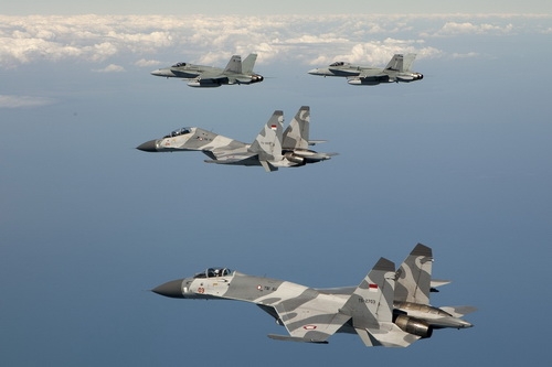 Chiến đấu cơ Su-27 và Su-30 của Không quân Indonesia tập trận cùng chiến đấu cơ F/A-18 Hornet - Ảnh : Không quân Hoàng gia Úc