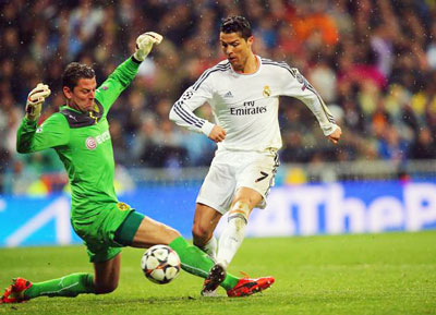 Cristiano Ronaldo trong pha ghi bàn vào lưới thủ môn Roman Weidenfeller, ấn định chiến thắng 3 - 0 cho Real Madrid.
