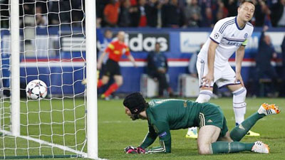 Thủ môn Petr Cech và trung vệ Terry bất lực nhìn bóng đi vào lưới sau pha dứt điểm của Ezequiel Lavezzi.
