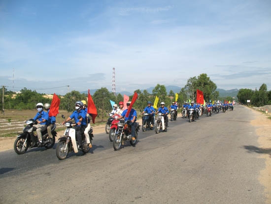 Đoàn viên thanh niên diễu hành tuyên truyền bảo vệ trật tự an toàn giao thông trên địa bàn huyện Bình Sơn.                                                                                                                                                                Ảnh: P.D