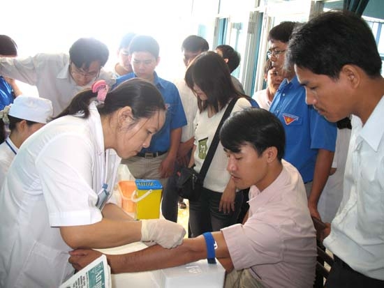 Đoàn viên Công đoàn Báo Quảng Ngãi tham gia hiến máu tình nguyện.                                                                                        Ảnh: CĐ
