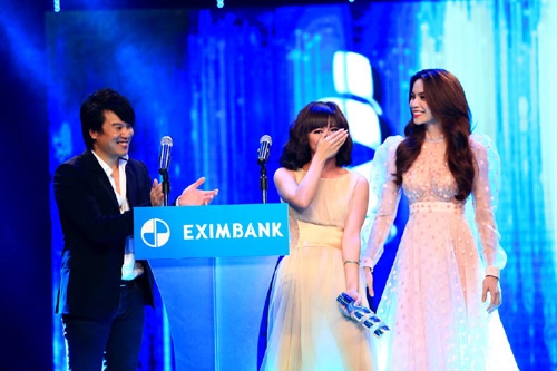 Văn Mai Hương rơi nước mắt khi lần thứ 2 được nhận giải