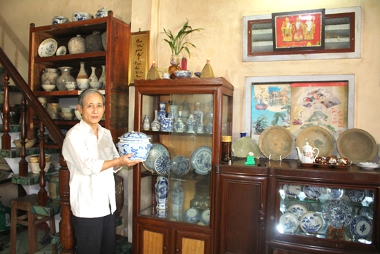  Thầy giáo Phạm Văn Thành với không gian trưng bày đồ cổ tại tư gia của mình.   