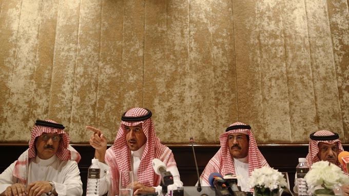 Đại biện Đại sứ quán Saudi Arabia tại Thái Lan A.M. Alsheaiby (thứ hai từ trái) cùng họ hàng của doanh nhân al-Ruwaili và quan chức Saudi Arabia họp báo ở Bangkok sau phán quyết của Tòa án hình sự Thái Lan ngày 31-3 - Ảnh: Reuters