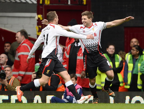 Steven Gerrard (phải) 2 lần sút penalty thành công - Ảnh: Reuters