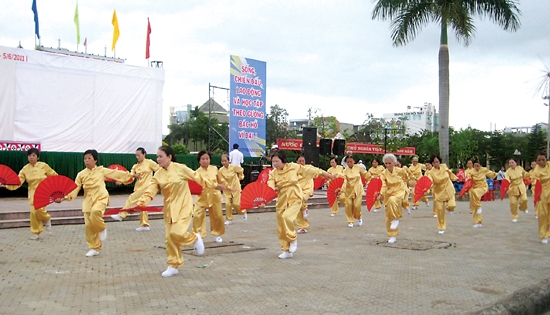 Người cao tuổi phường Nguyễn Nghiêm  tập dưỡng sinh.  