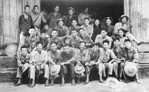 Họa sỹ Tô Ngọc Vân (ngồi thứ 5, hàng dưới, từ trái sang) cùng các giảng viên và sinh viên Trường Mỹ thuật Kháng chiến, tại Việt Bắc