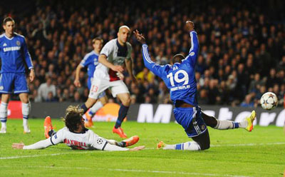 Tiền đạo Demba Ba (phải) trong tình huống ghi bàn ấn định chiến thắng 2 - 0 cho Chelsea.