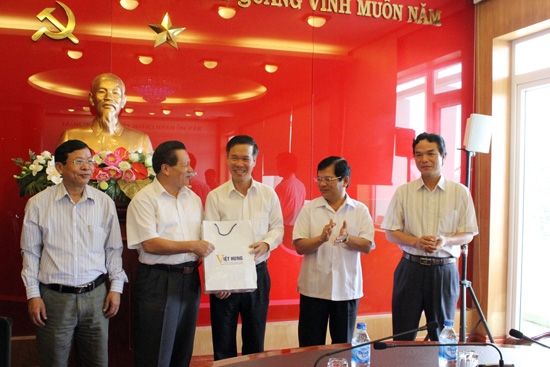 Hội đồng hương Quảng Ngãi tại TP.HCM trao tiền hỗ trợ cho tỉnh Quảng Ngãi