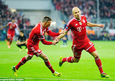 Arjen Robben (phải) đặt dấu chấm hết cho Man.United. Ảnh: dailymail