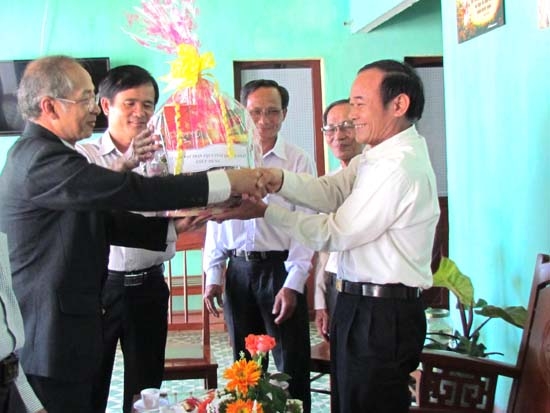 Phó Chủ tịch UBMTTQVN tỉnh Phạm Thanh Nghìn tặng quà 