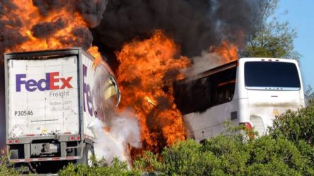 Xe khách và xe tải của hãng Fedex bốc cháy sau khi tông vào nhau.