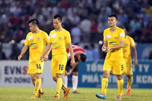 Các cầu thủ Thanh Hóa buồn bã rời sân sau trận thua Đồng Nai. Ảnh: Ngọc Hạnh.    