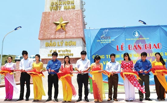 Hệ thống chiếu sáng cột cờ Lý Sơn bằng năng lượng mặt trời do Thành đoàn Hà Nội trao tặng, có giá trị khoảng 200 triệu đồng, đã được khánh thành sáng 14.4.
