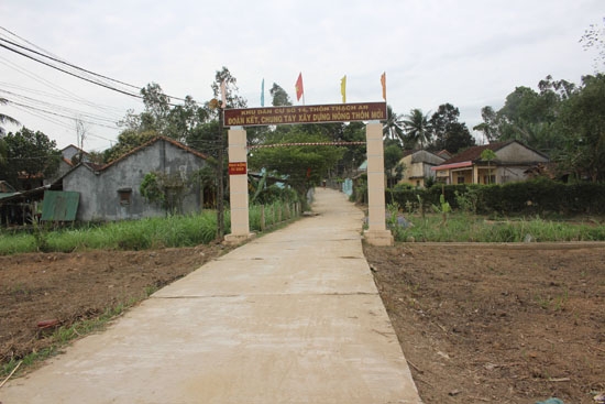 Đường nông thôn ở Thạch An, xã Bình Mỹ (Bình Sơn) do dân tự lực làm.