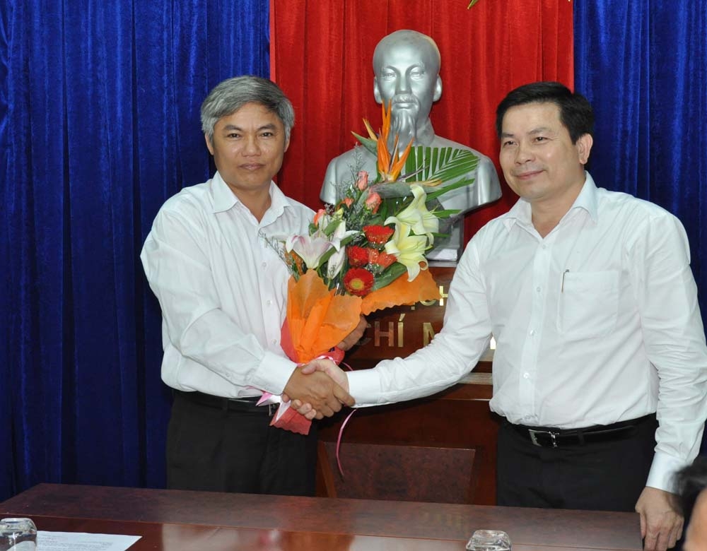 Phó Bí thư Tỉnh ủy Trần Văn Minh trao quyết định điều động cho đồng chí Võ Văn Hào.