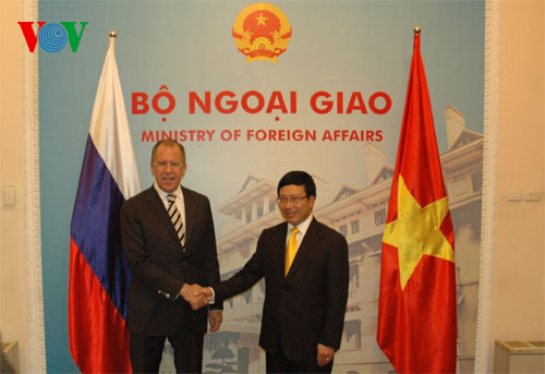 Bộ trưởng Ngoại giao Phạm Bình Minh đón chào người đồng cấp Nga Sergei Lavrov