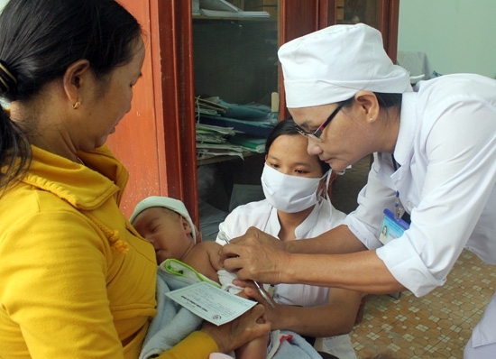 Để ngừa bệnh sởi, các phụ huynh cần đưa con đi tiêm vắc xin phòng sởi đúng liều và đúng thời gian quy định