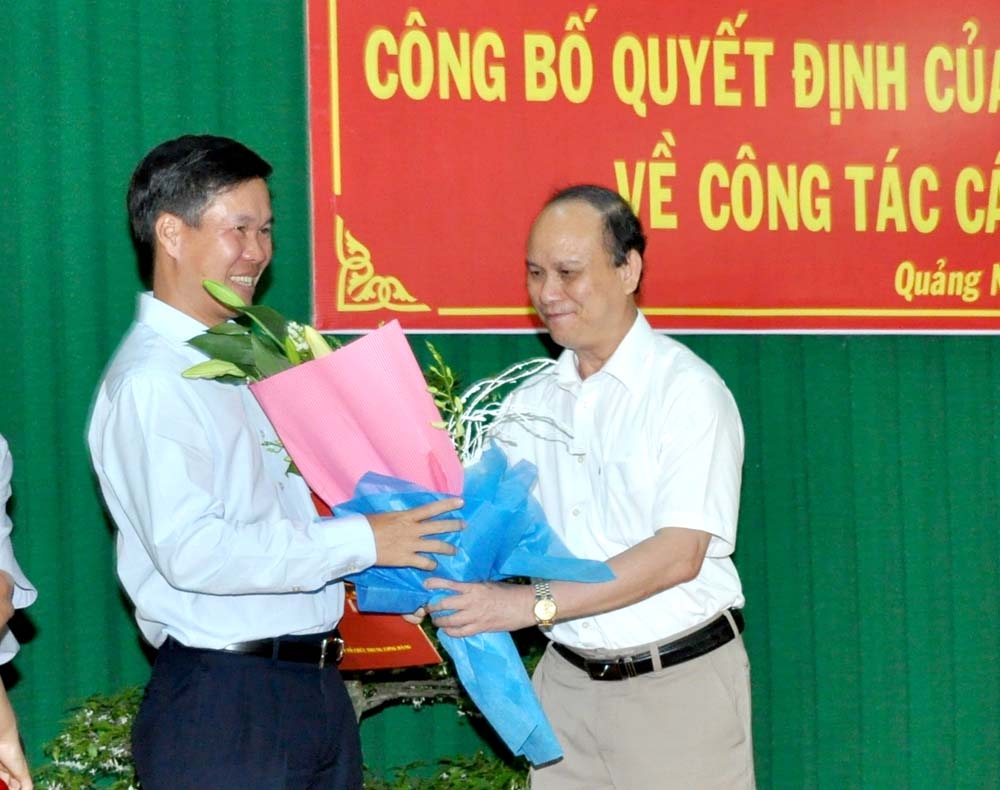 Đồng chí Trần Văn Minh trao quyết định và tặng hoa cho đồng chí Võ Văn Thưởng.