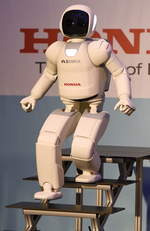 Người máy ASIMO biểu diễn khả năng leo bộ cầu thang trong cuộc họp báo ở New York.