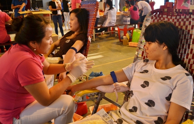 Sinh viên trường Đại học Phạm Văn Đồng tham gia hiến máu