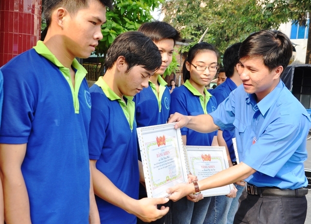 Anh Đặng Minh Thảo- Phó Bí thư Tỉnh Đoàn trao Bằng khen cho các tình nguyện viên HMTN tiêu biểu