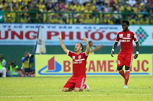 Huỳnh Kesley ăn mừng bàn thắng vào lưới Sông Lam Nghệ An. Ảnh: N.K
