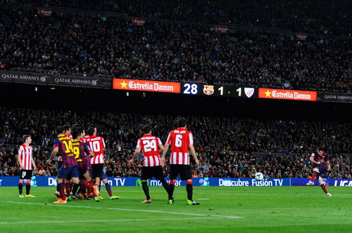 Messi ghi bàn từ pha đá phạt trực tiếp - Ảnh: AFP