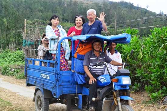 Anh Nguyễn Lợi chở khách đi tham quan trên xe ba gác  máy của mình.