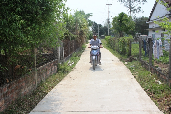 Đường vào thôn Vùng 5 (Phổ Thuận) được bê tông hoá bằng nguồn đóng góp của cộng đồng khu dân cư.