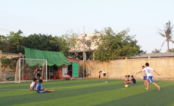 Các em ở xã An Vĩnh thường tập trung về sân bóng đá mini cỏ nhân tạo ở khu văn hóa thể thao xã để đá bóng cùng các bạn.