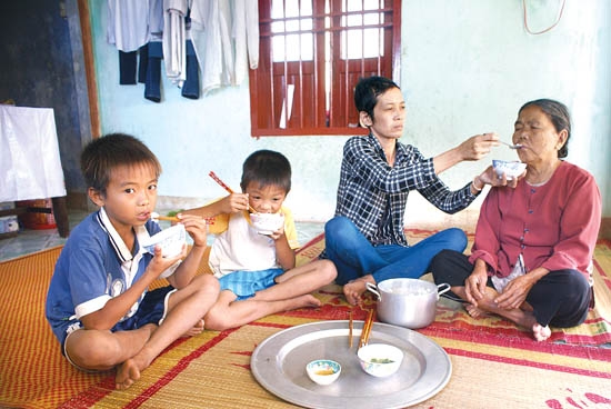 Sau khi ngư dân Nguyễn Văn Quang chết, mẹ, vợ, con của anh trông đợi số tiền bảo hiểm “tai nạn thuyền viên” nhưng rốt cuộc không thuộc diện được chi trả.