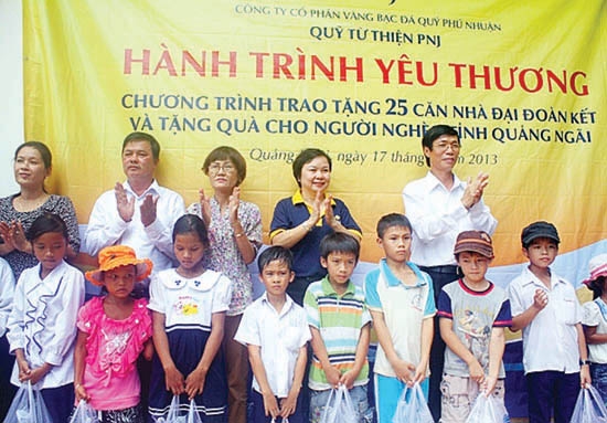 Mặt trận Tổ quốc huyện Minh Long vận động các nhà hảo tâm tặng quà cho học sinh.
