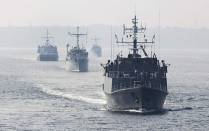  Nhóm 5 tàu quét mìn của NATO trên đường đến biển Baltic (Ảnh: AP)