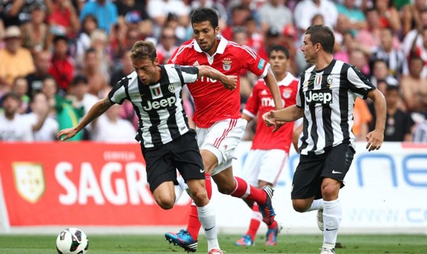  Dù thua nhưng Juventus (áo sọc) vẫn còn cơ hội làm lại ở trận lượt về. (ảnh: BBC)